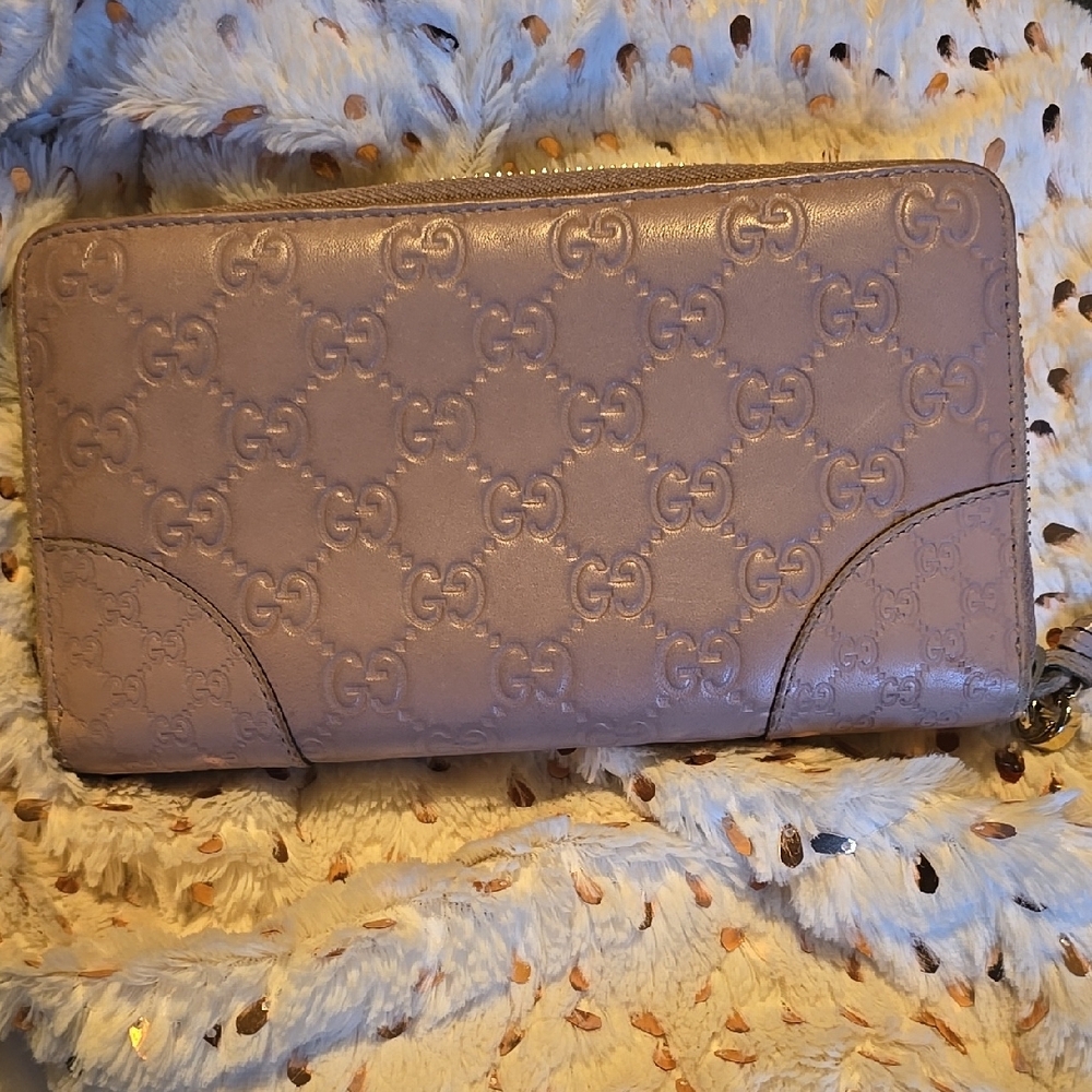 Gucci Pink Wallet with Embossed Logo Design - Picture 2 of 8
